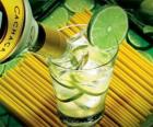 Caipirinha является бразильский коктейль, состоящий из рома, лайма, сахар и лед.